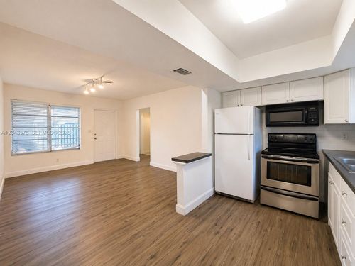 2-117 Ne 30th Ct, Wilton Manors, FL, 33334-1000 | Card Image