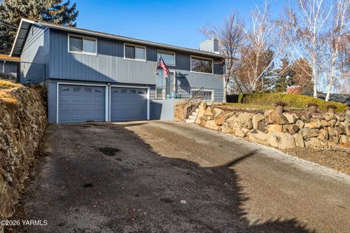106 N 12th St, Selah, WA, 98942-1236 | Card Image