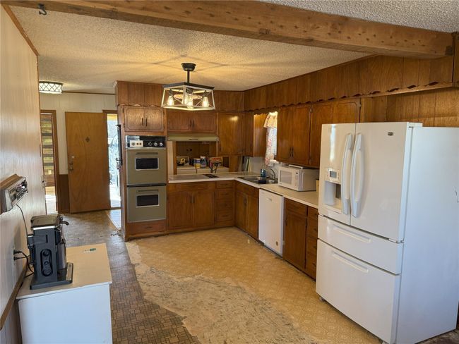 Kitchen - all appliances can stay! | Image 13