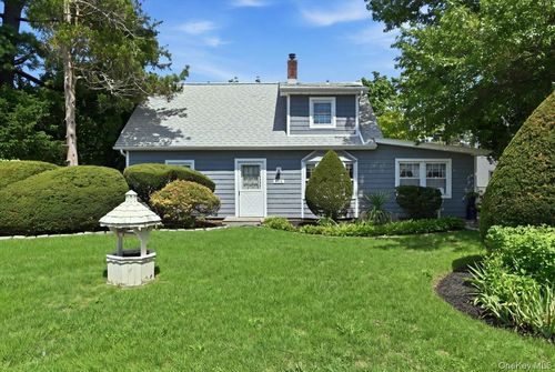 635 Whittier St, Westbury, NY, 11590-4437 | Card Image