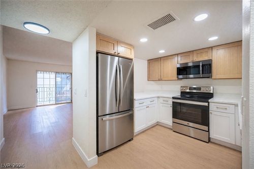 b11-3823 S Maryland Pkwy, Las Vegas, NV, 89119-7539 | Card Image