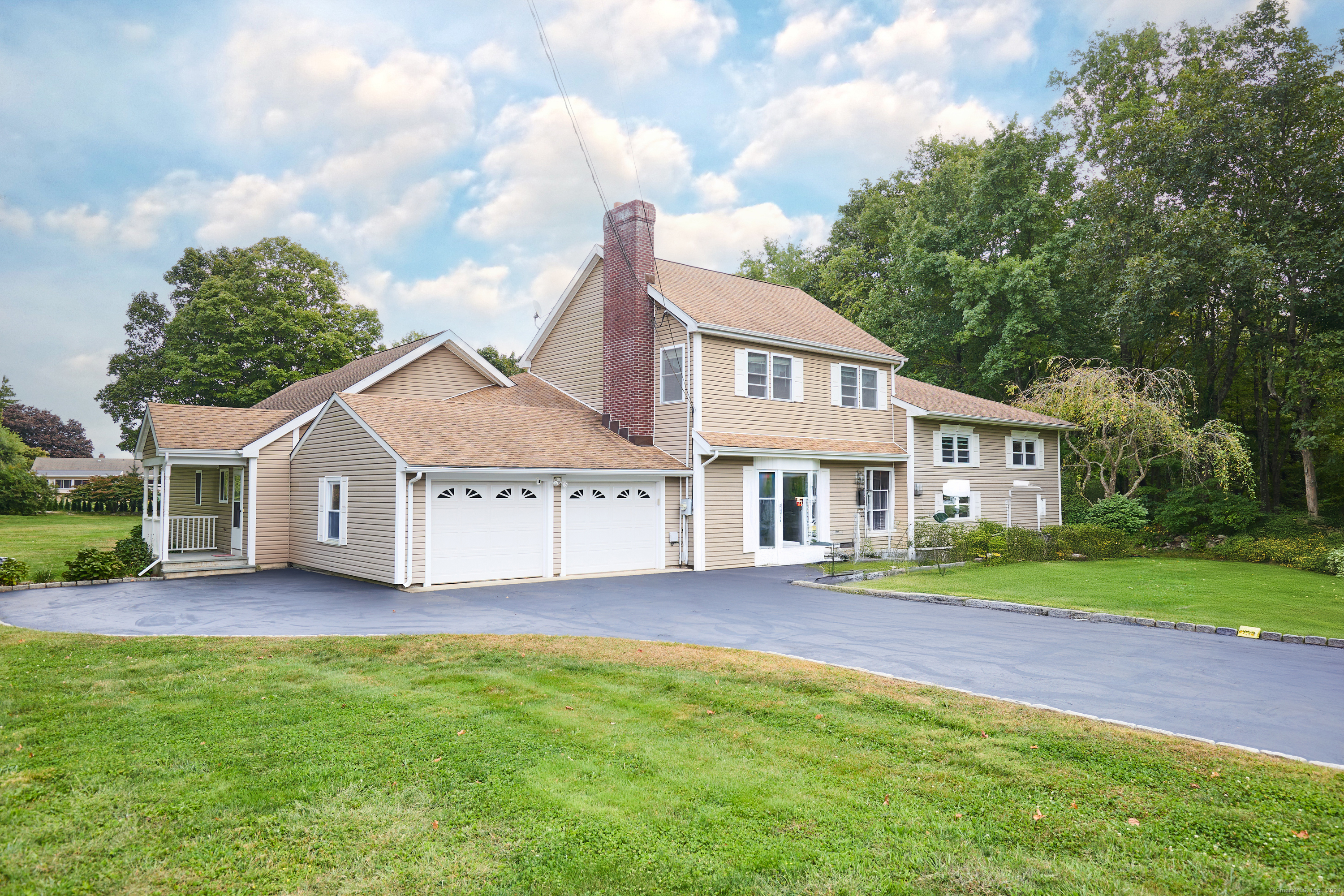 Lauderdale Dr, Trumbull, CT 06611