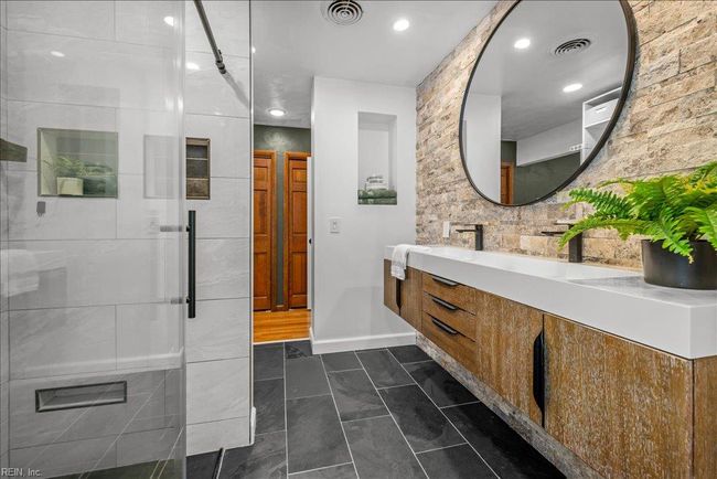 Primary Bathroom | Image 29
