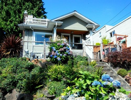 3911 1st Ave Ne, Seattle, WA, 98105-6802 | Card Image