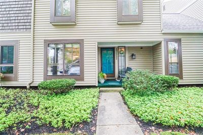 17552 Fairlawn Drive, Condo with 3 bedrooms, 3 bathrooms and null parking in Chagrin Falls OH | Image 1