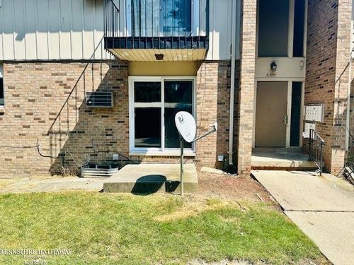 31555 Fraser Dr, Fraser, MI, 48026-2506 | Card Image