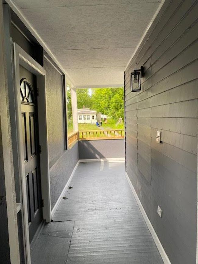 View of corridor | Image 13