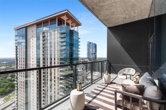 Balcony with a view of city | Image 27