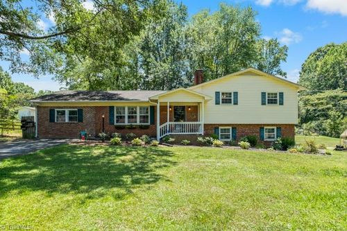 160 Pinelawn Dr, Kernersville, NC, 27284-9230 | Card Image