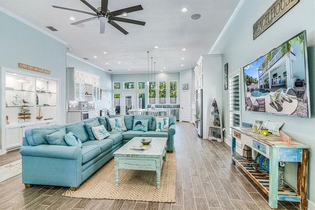 Impressive living room with tall ceilings | Image 5