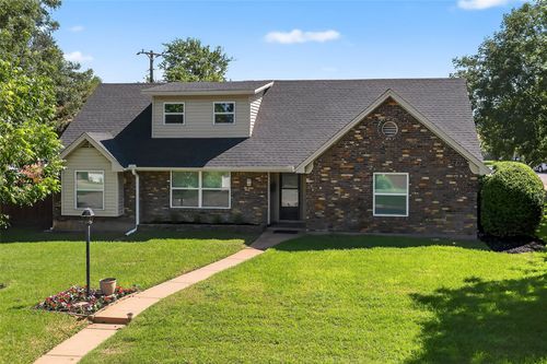921 Blue Lake Dr, Fort Worth, TX, 76103-1105 | Card Image