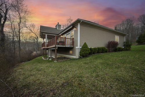 21 Old Quaker Hill Rd, Monroe, NY, 10950-1303 | Card Image