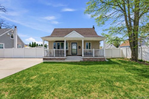 287 43rd St, Lindenhurst, NY, 11757-2733 | Card Image