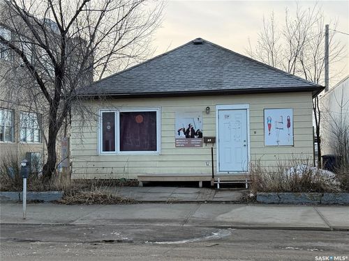 71 Ross St W, Moose Jaw, SK, S6H2M2 | Card Image