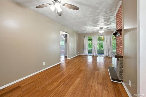 1935 Carmanbrook Pkwy, Flint, MI, 48507-1445 | Card Image