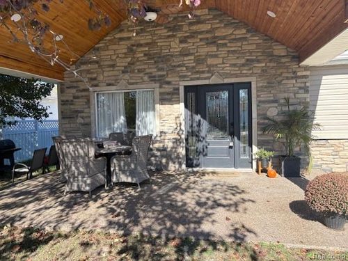 21230 Vreeland Rd, Woodhaven, MI, 48183-4360 | Card Image