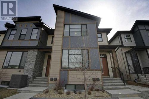 71 Wolf Hollow Pk Se, Calgary, AB, T2X4M8 | Card Image