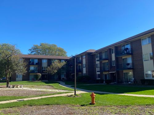 d10-5S100 Pebblewood Ln, Naperville, IL, 60563-1829 | Card Image