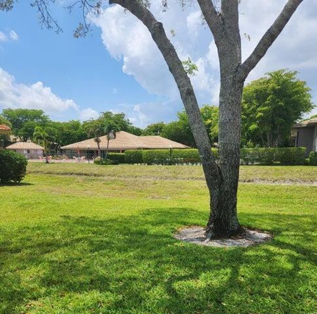 4685 Laurel Tree Rd, Condo with 2 bedrooms, 2 bathrooms and null parking in Boynton Beach FL | Image 4