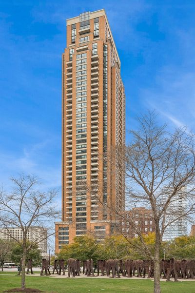 2401 - 1160 S Michigan Avenue, Condo with 2 bedrooms, 2 bathrooms and 1 parking in Chicago IL | Image 1