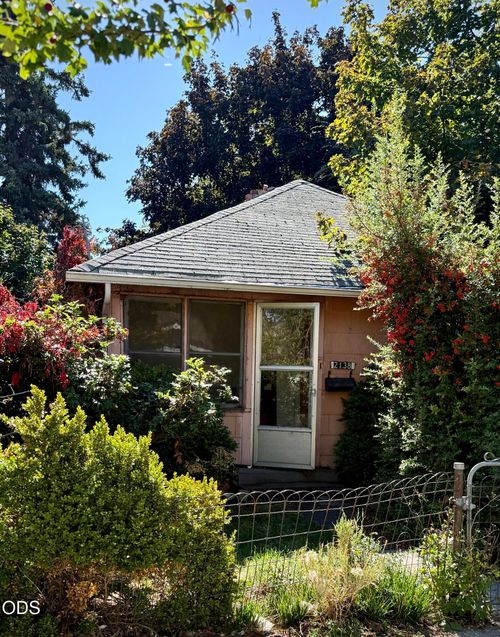 2138 Vine Ave, Klamath Falls, OR, 97601-3461 | Card Image