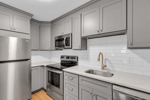 b-17 Hastings Ct, Yorktown Heights, NY, 10598 | Card Image