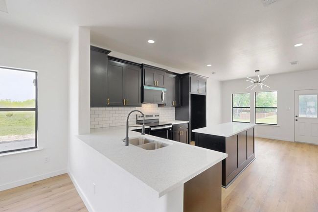 911 E Calhoun St, House other with 3 bedrooms, 2 bathrooms and null parking in Rice TX | Image 9