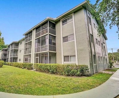 204 - 11651 Royal Palm Boulevard, Condo with 2 bedrooms, 2 bathrooms and null parking in Coral Springs FL | Image 2