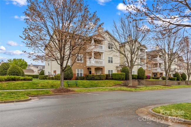19725 Deer Valley Dr, Condo with 2 bedrooms, 2 bathrooms and null parking in Cornelius NC | Image 8