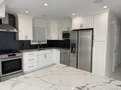 1-f-1 Munro Blvd, Valley Stream, NY, 11581-3360 | Card Image