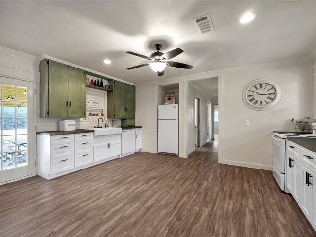 921 S Market St, House other with 3 bedrooms, 2 bathrooms and 4 parking in Grapeland TX | Image 8