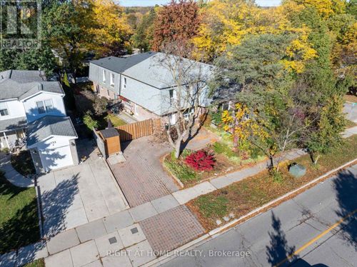 124 Springhead Gdns, Richmond Hill, ON, L4C5C4 | Card Image