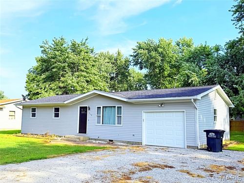 710 Field St, Altamont, IL, 62411-1612 | Card Image