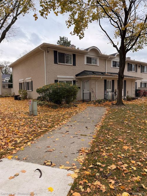 8526 Hampshire Dr, Sterling Heights, MI, 48313-3113 | Card Image