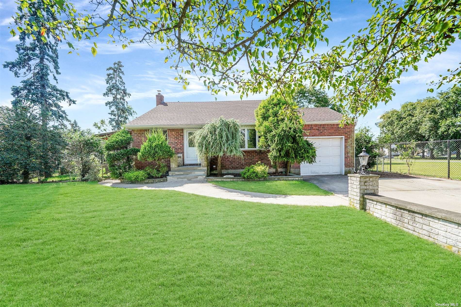 Caffrey Ave, Bethpage, NY 11714