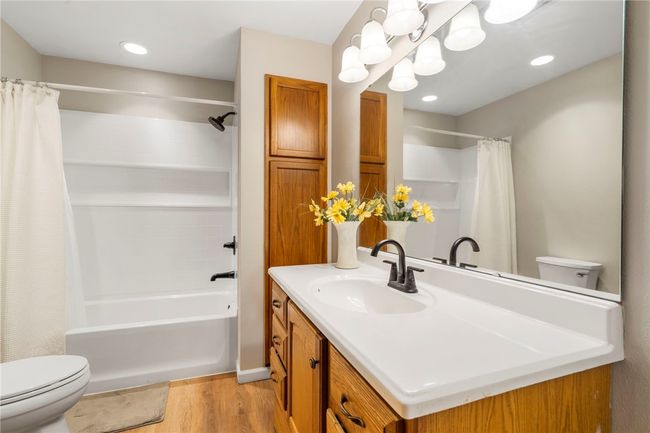Hall Bath (just remodled). | Image 17