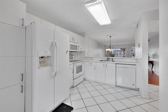 106 - 7711 Trent Dr, Condo with 2 bedrooms, 2 bathrooms and null parking in Tamarac FL | Image 5