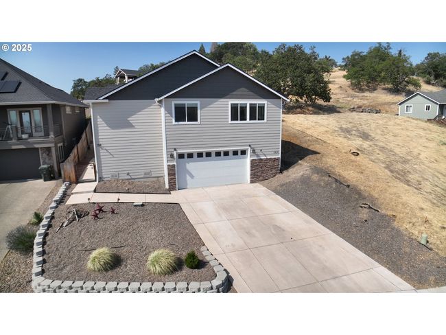 1019 Azure Way, House other with 3 bedrooms, 2 bathrooms and 2 parking in Eagle Point OR | Image 7
