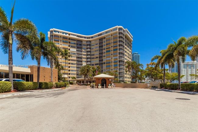 PH-1 - 100 Golden Isles Dr, Condo with 1 bedrooms, 2 bathrooms and null parking in Hallandale Beach FL | Image 18