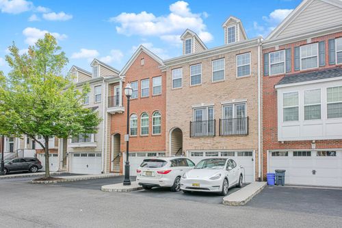 42 Creekside Ct, Secaucus, NJ, 07094-3750 | Card Image