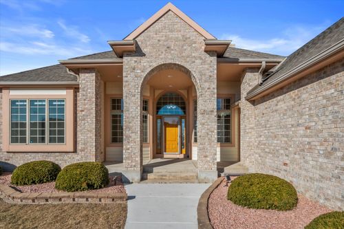 3722910 Wyndemere Dr, Pewaukee, WI, 53072-4190 | Card Image