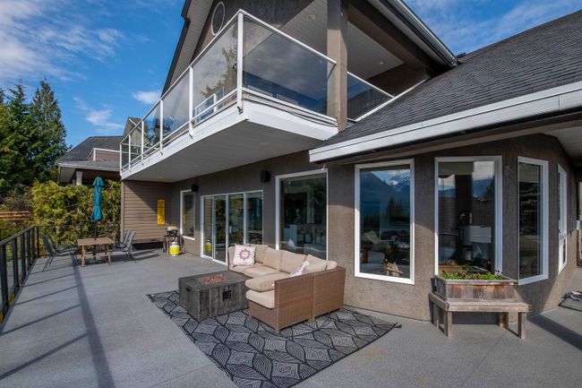 1007 Tobermory Way, House other with 4 bedrooms, 3 bathrooms and 5 parking in Squamish BC | Image 33