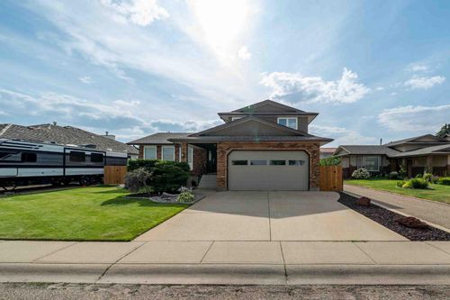 8 Taylor Crt Se, Medicine Hat, AB, T1B3X5 | Card Image