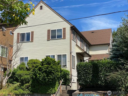 5210 11th Ave Ne, Seattle, WA, 98105-3561 | Card Image