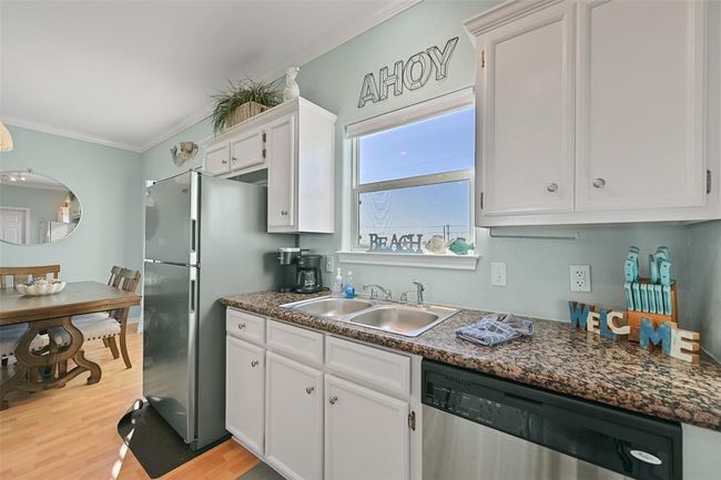 3233 Castle Dr, House other with 3 bedrooms, 2 bathrooms and 1 parking in Crystal Beach TX | Image 10