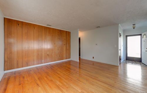 38 8th St, Garden City Park, NY, 11040-4133 | Card Image