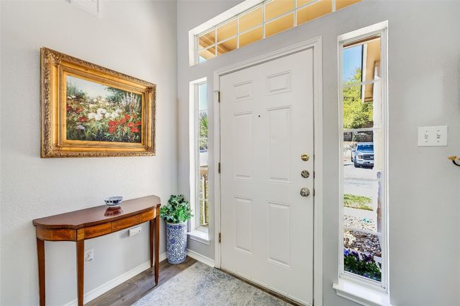 Bright entry | Image 10