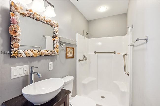 FIRST LEVEL BATHROOM | Image 23