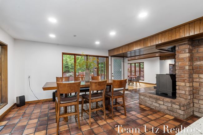Eating area un kitchen | Image 21