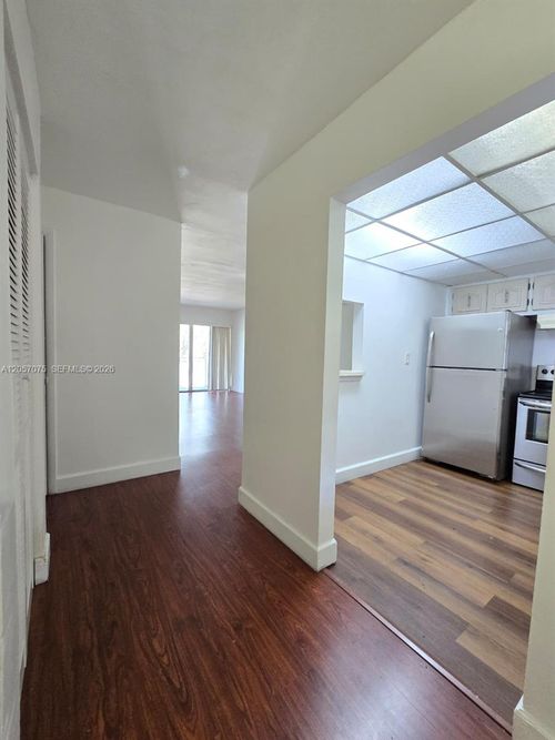 d420-9357 Fontainebleau Boulevard, Miami, FL, 33172 | Card Image